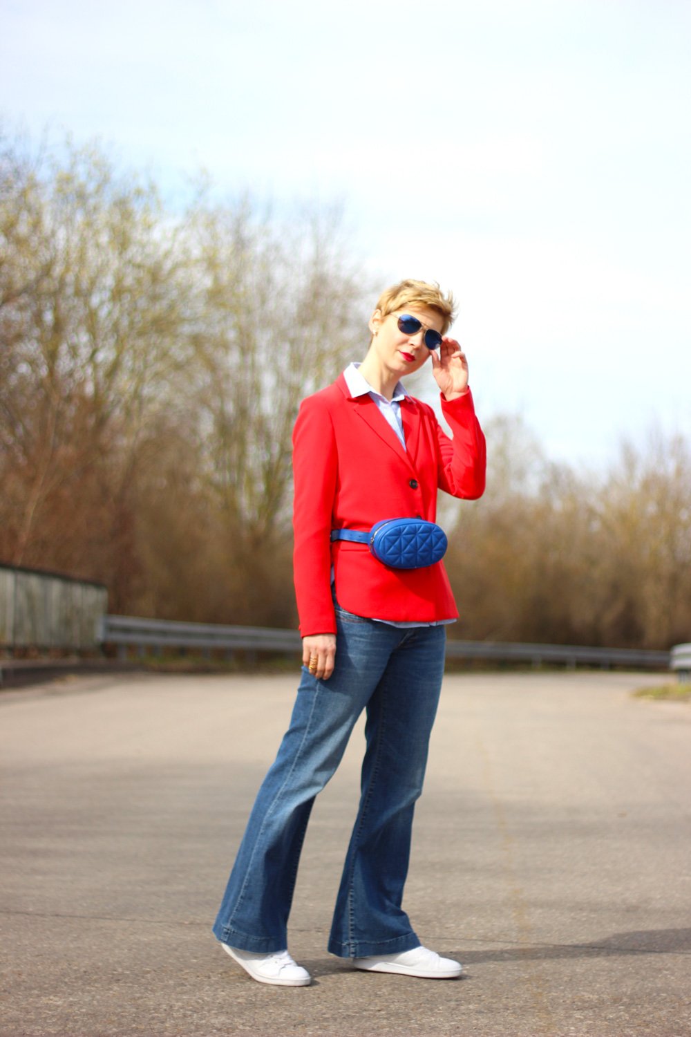 Conny Doll Lifestyle: Blazer, Wie trage ich eine Gürteltasche, Tragevarianten, Flaredleg Denim, Rot, Blau, Sneaker,