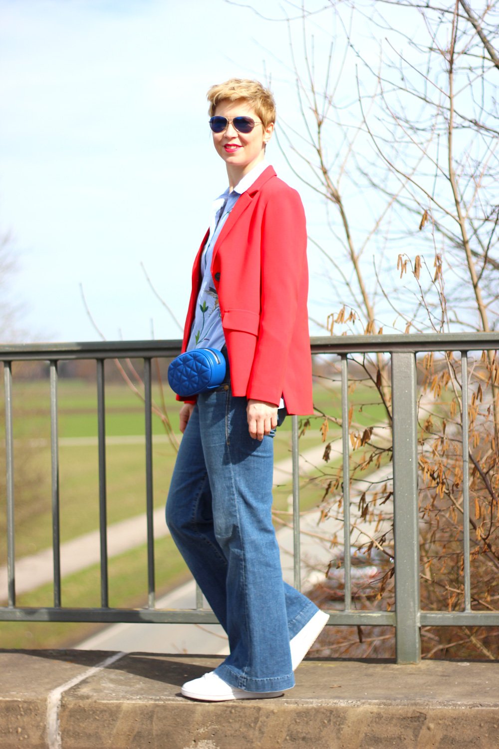 Conny Doll Lifestyle: Blazer, Wie trage ich eine Gürteltasche, Tragevarianten, Flaredleg Denim, Rot, Blau, Sneaker,