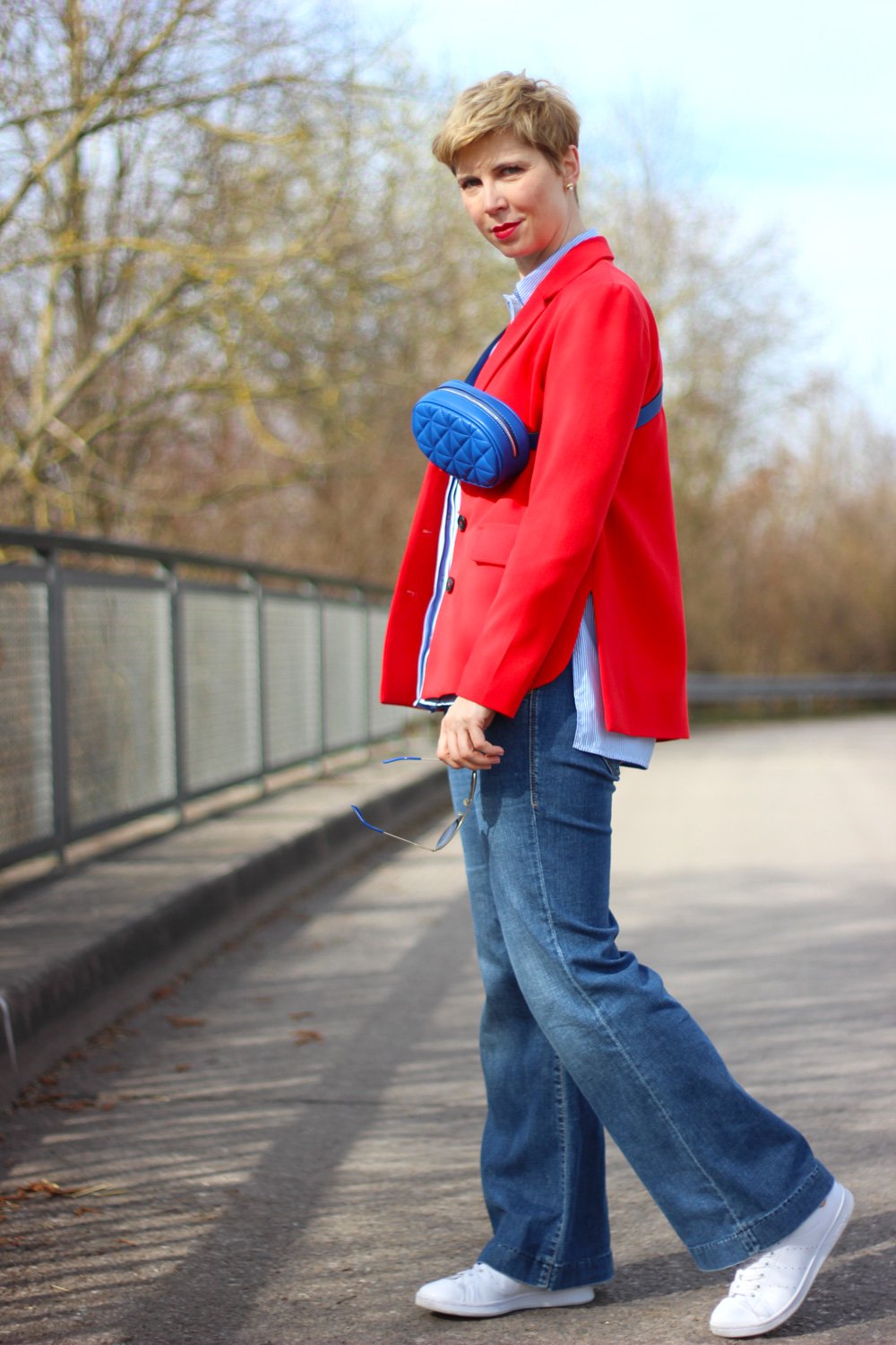 Conny Doll Lifestyle: Blazer, Wie trage ich eine Gürteltasche, Tragevarianten, Flaredleg Denim, Rot, Blau, Sneaker,