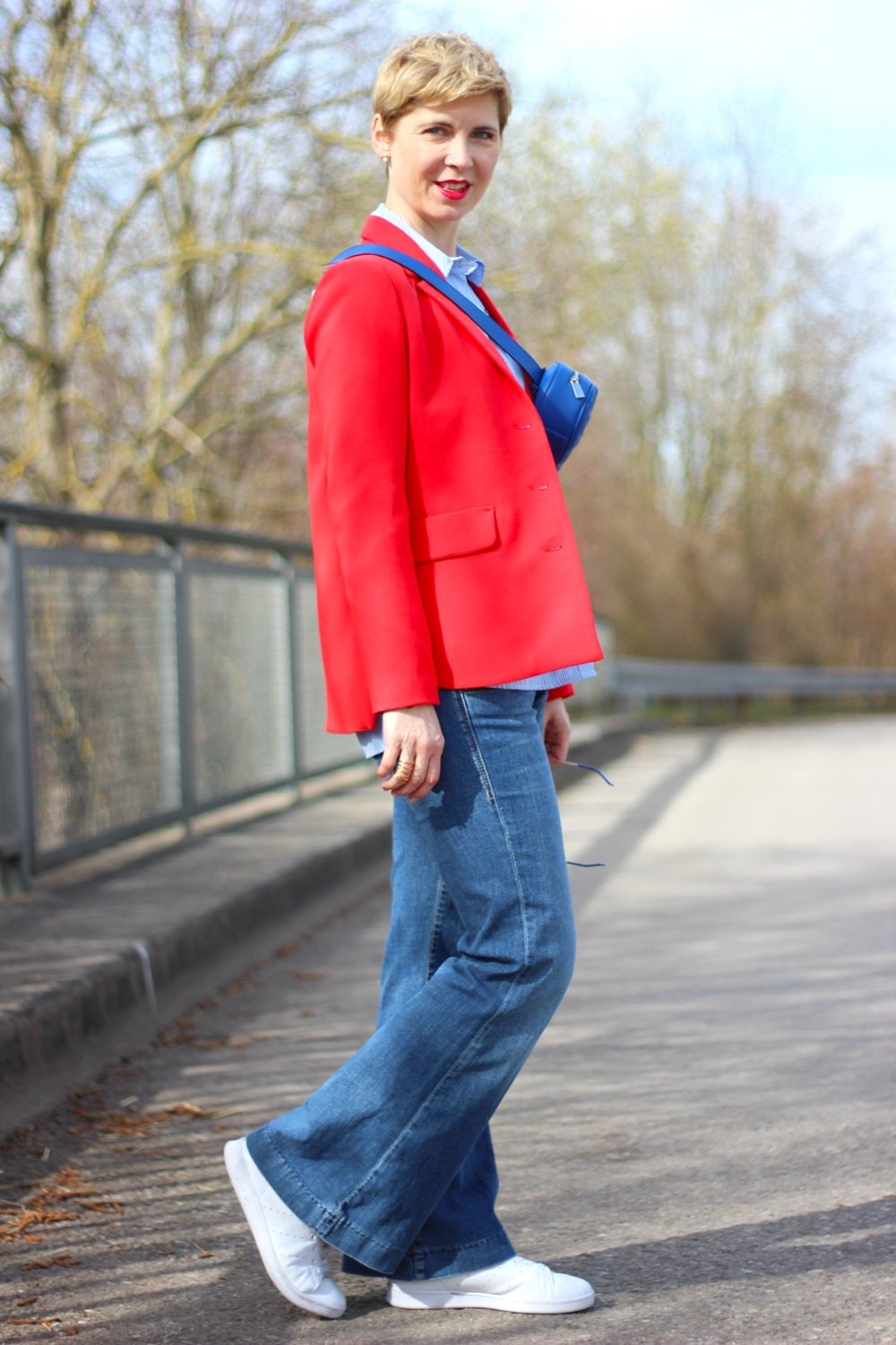 Conny Doll Lifestyle: Blazer, Wie trage ich eine Gürteltasche, Tragevarianten, Flaredleg Denim, Rot, Blau, Sneaker,