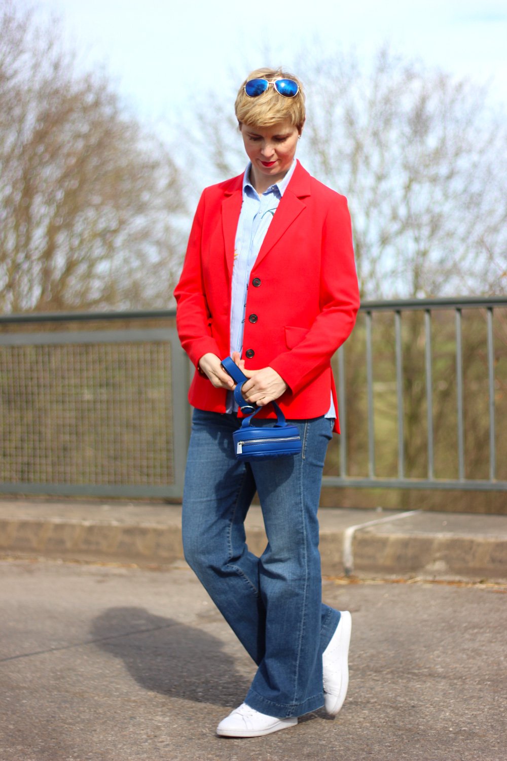 Conny Doll Lifestyle: Blazer, Wie trage ich eine Gürteltasche, Tragevarianten, Flaredleg Denim, Rot, Blau, Sneaker,