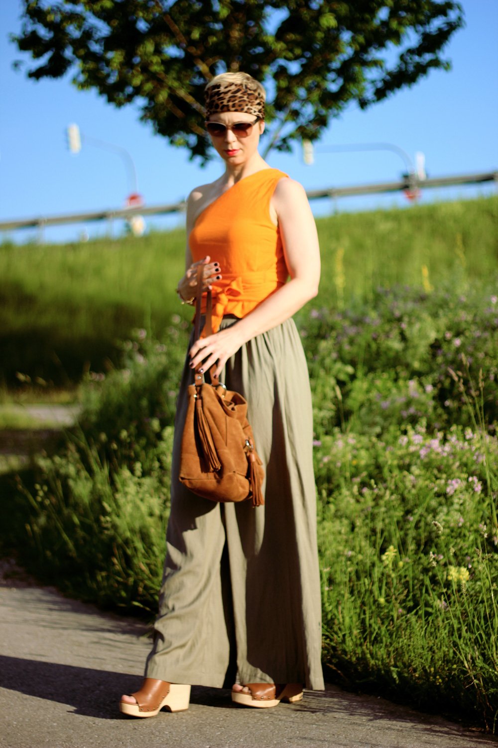 Conny Doll Lifestyle: One-Shoulder-Wickeltop, Palazzohose, Orange, Sommerlook, Bandana,