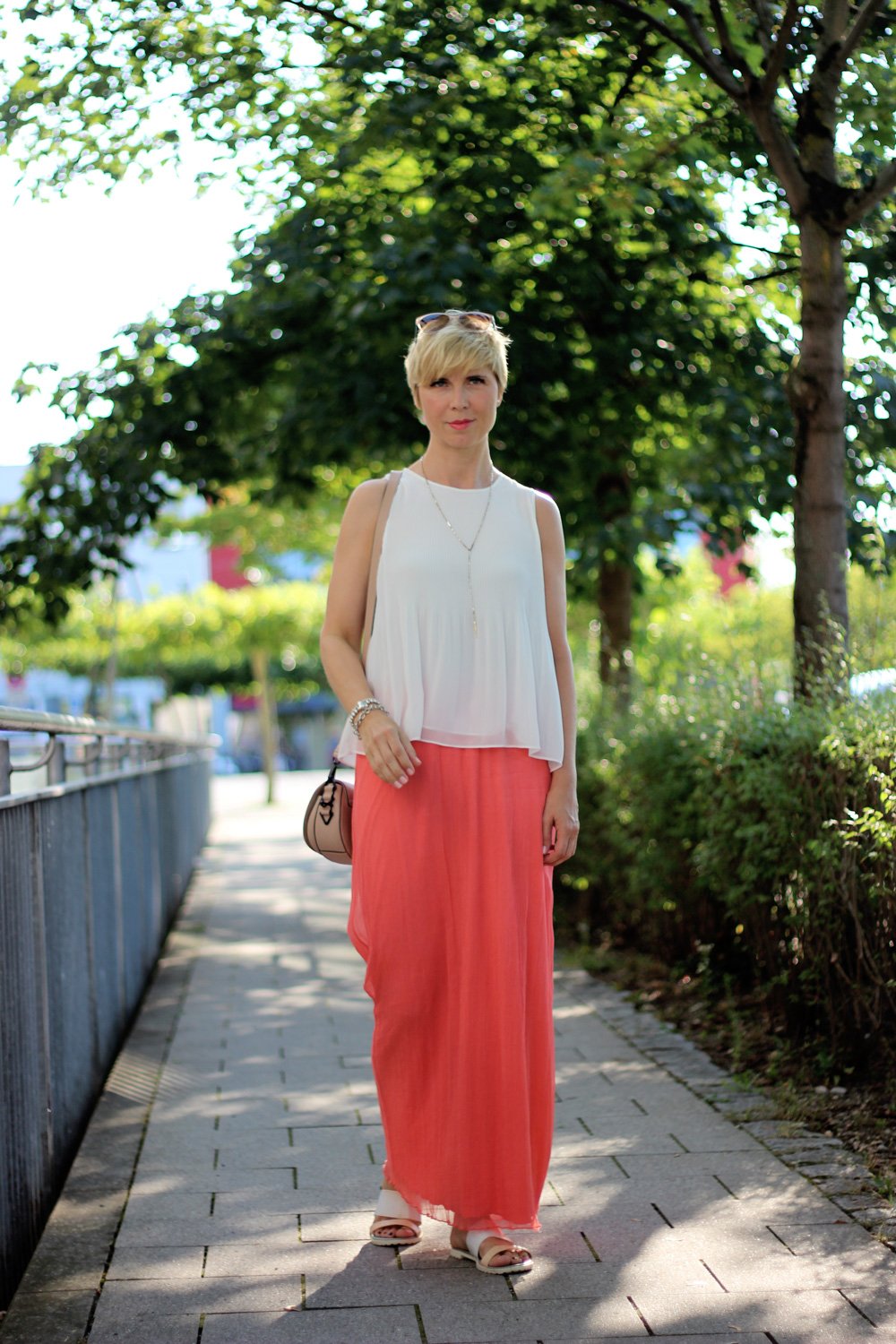 Conny Doll Lifestyle: Sommerlook mit Maxirock, Top, Seide,