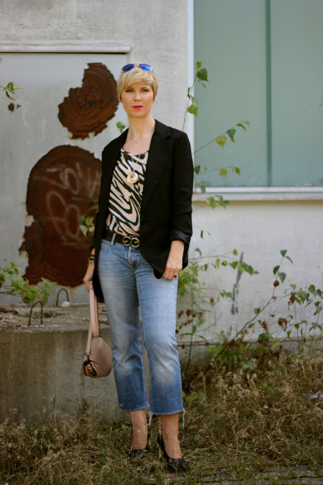 Conny Doll Lifestyle: Bayern wählt am Sonntag - nur wen? Übergangslook: Seidentop mit Longblazer, 7/8 Jeans, Pumps,