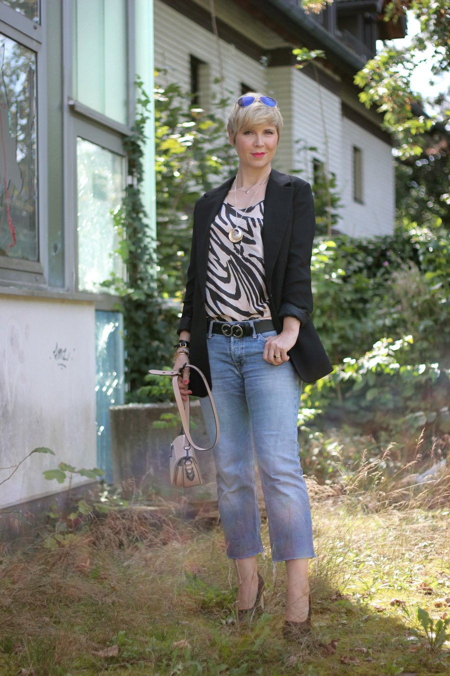 Conny Doll Lifestyle: Bayern wählt am Sonntag - nur wen? Übergangslook: Seidentop mit Longblazer, 7/8 Jeans, Pumps,