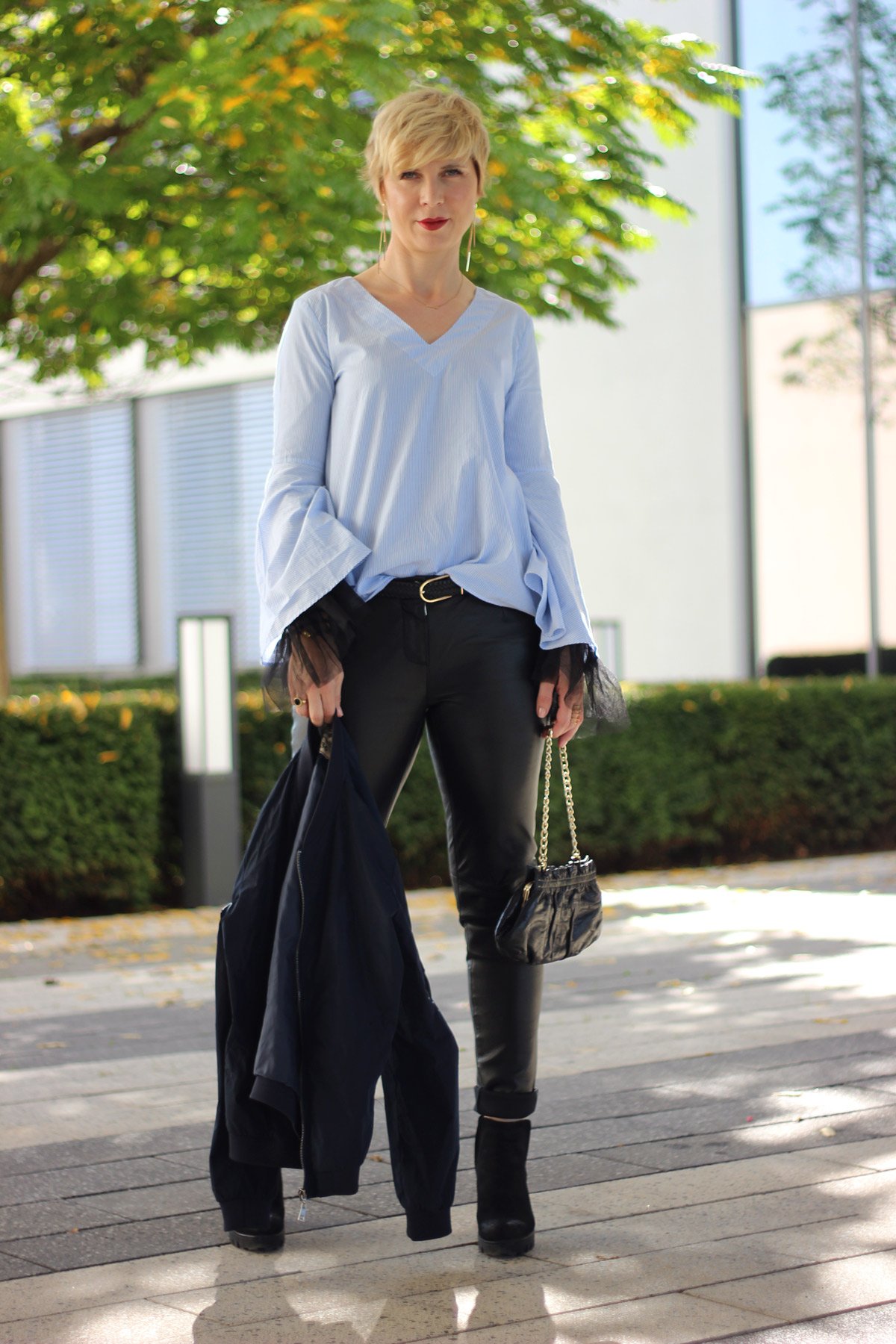 conny-doll-lifestyle: Pimp my Outfit - transparente Tüllbluse mit Statementärmeln, Lederhose, Goldschmuck, Abendlook, casualchic