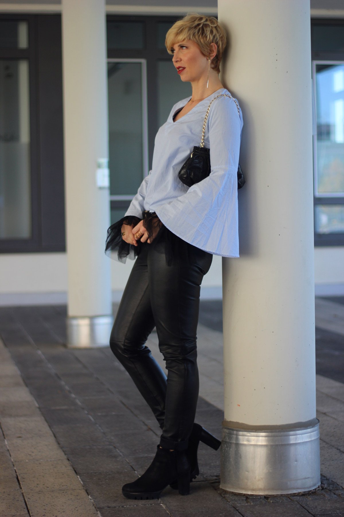 conny-doll-lifestyle: Pimp my Outfit - transparente Tüllbluse mit Statementärmeln, Lederhose, Goldschmuck, Abendlook, casualchic