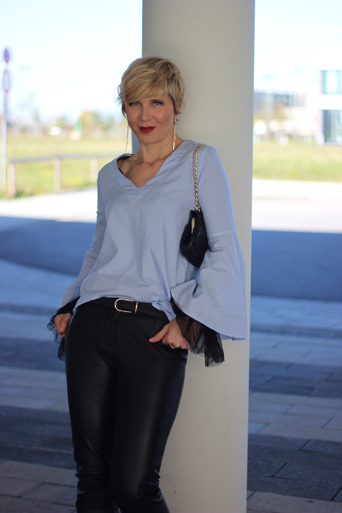 conny-doll-lifestyle: Pimp my Outfit - transparente Tüllbluse mit Statementärmeln, Lederhose, Goldschmuck, Abendlook, casualchic