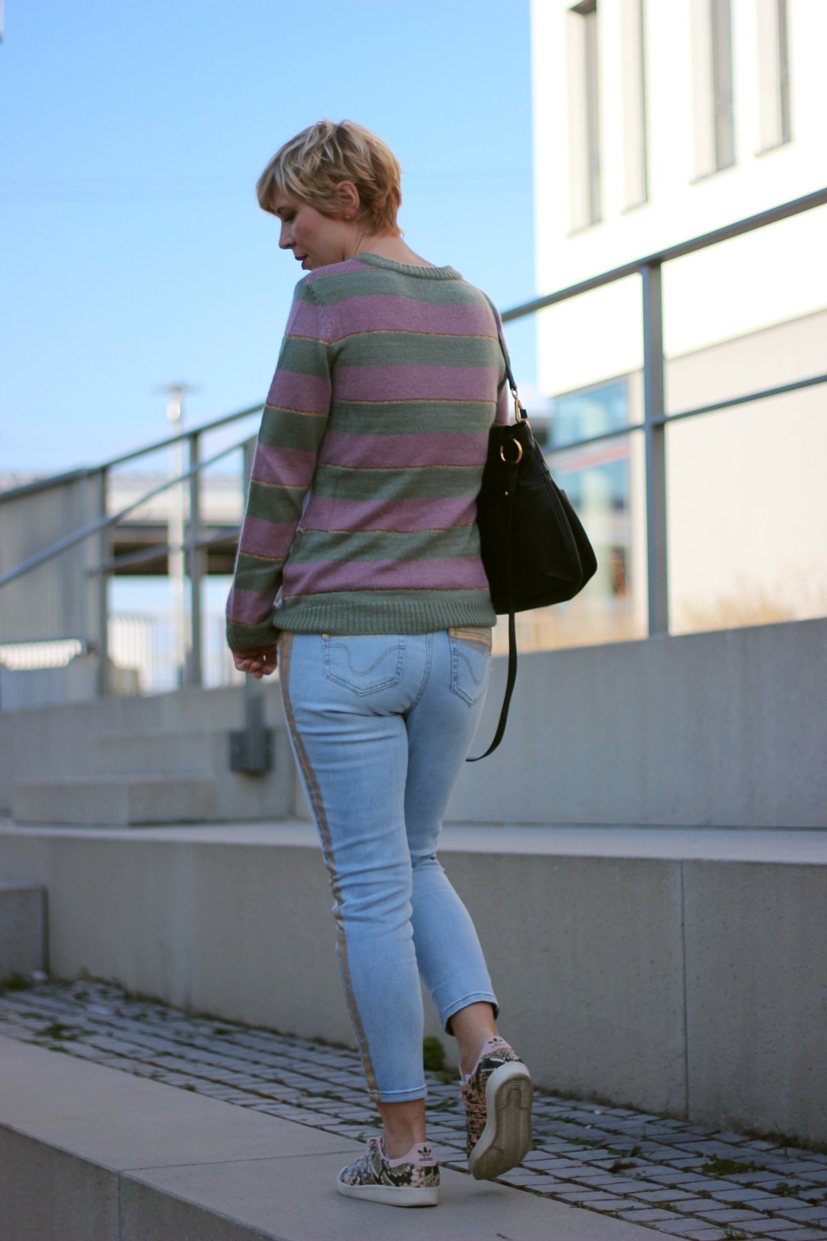 conny doll lifestyle: Casual Look mit goldenen Details, WENZ, Amy Vermont, Streifenpulli, Denim, grüne, rosa