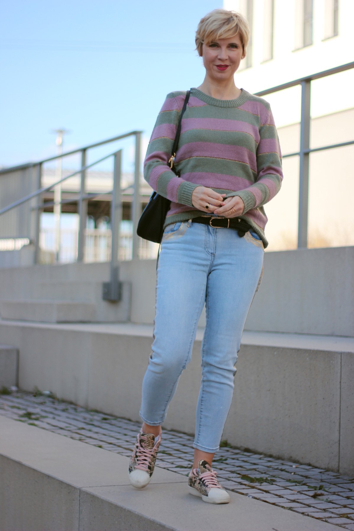 conny doll lifestyle: Casual Look mit goldenen Details, WENZ, Amy Vermont, Streifenpulli, Denim, grüne, rosa