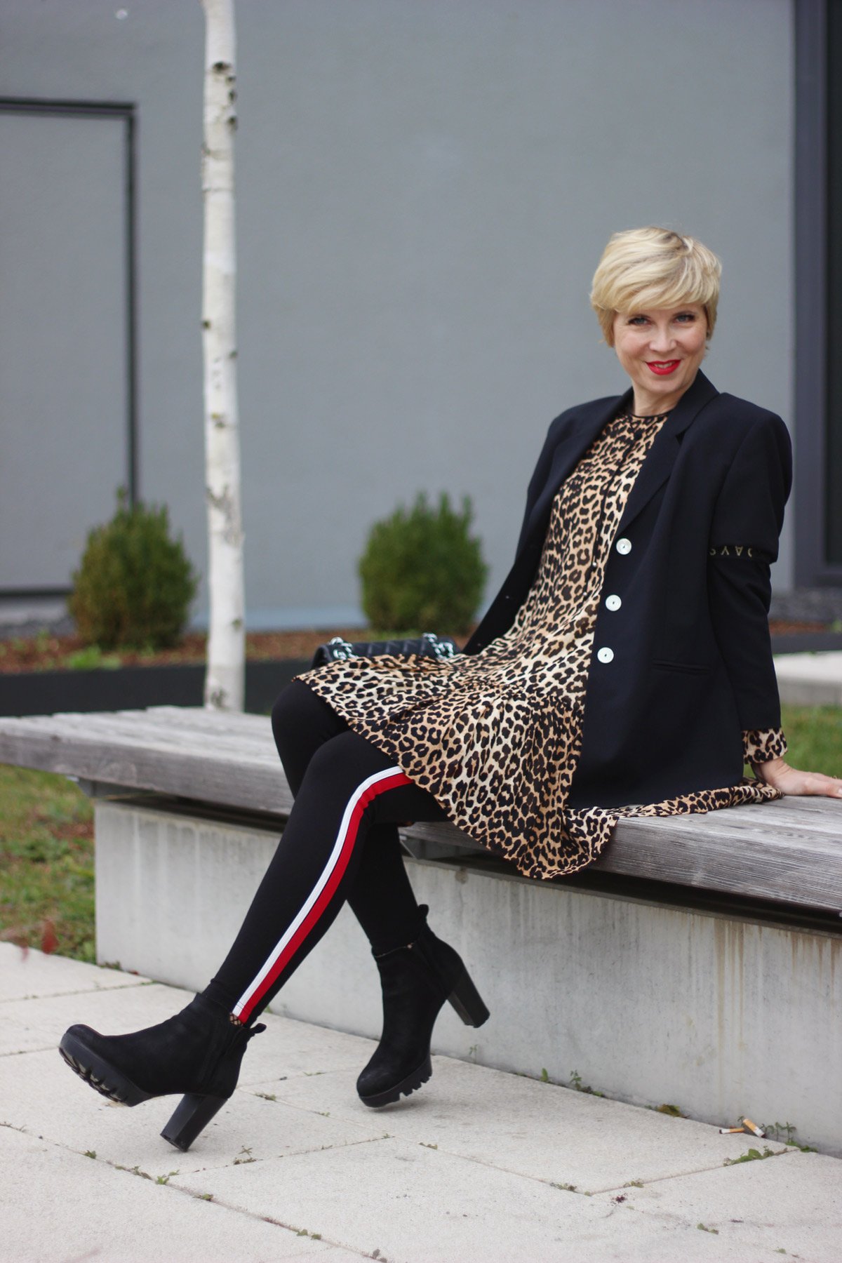 conny doll lifestyle: wie style ich mein Leokleid? Ganni, Mantel, Legging, Boyfriendblazer