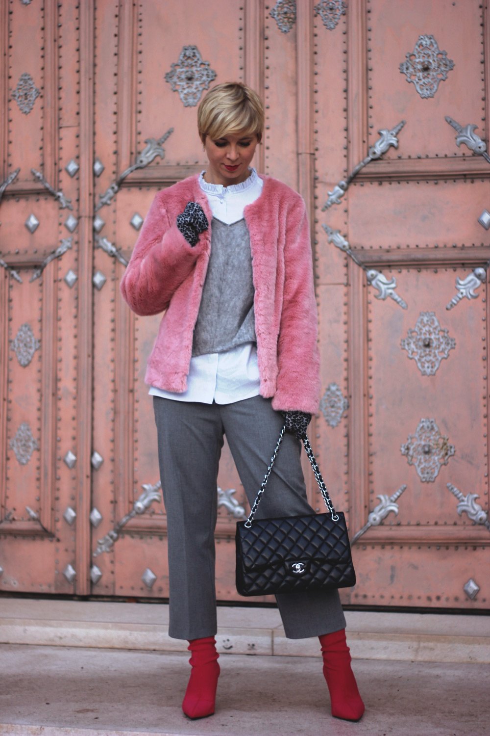 conny doll lifestyle: grau und pink, culotte mit sockenstiefeletten, fake fur, kunstfelljacke, layering