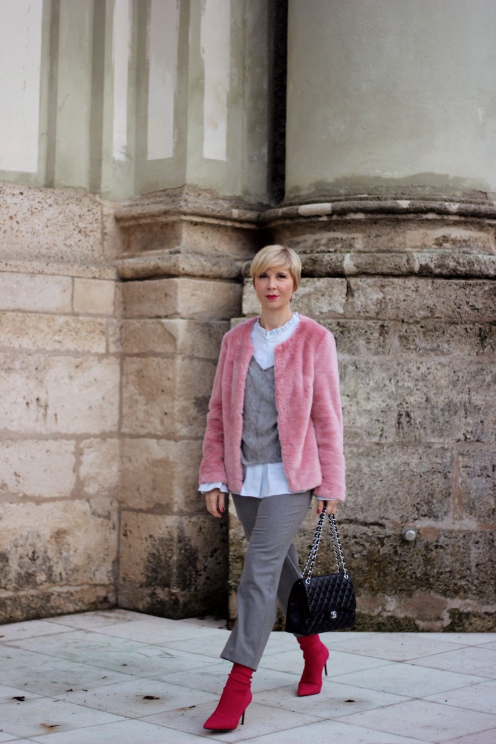 conny doll lifestyle: grau und pink, culotte mit sockenstiefeletten, fake fur, kunstfelljacke, layering