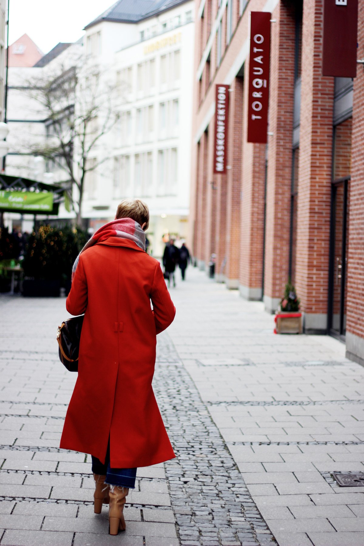 conny doll lifestyle: Mein Konsumverhalten muss sich ändern - Jeans-Culottes und Stiefel, Schluppenbluse von Madeleine, Blazer, Winterlook, Münchner Innenstadt, Gedanken über Nachhaltigkeit, Shopping