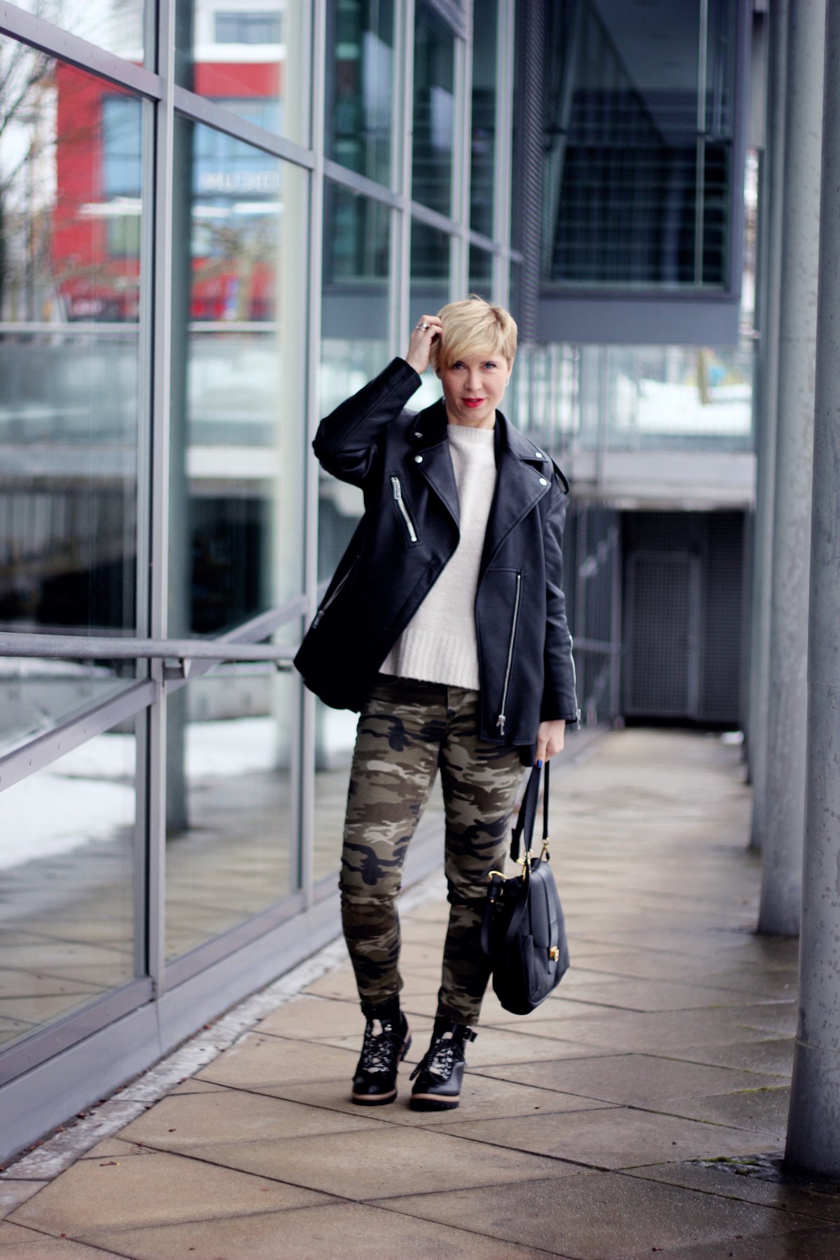 conny doll lifestyle: Ratschläge am Freitag - Winterstyling mit Camouflage, Strickpullover, Boyfriendblazer, Winterboots