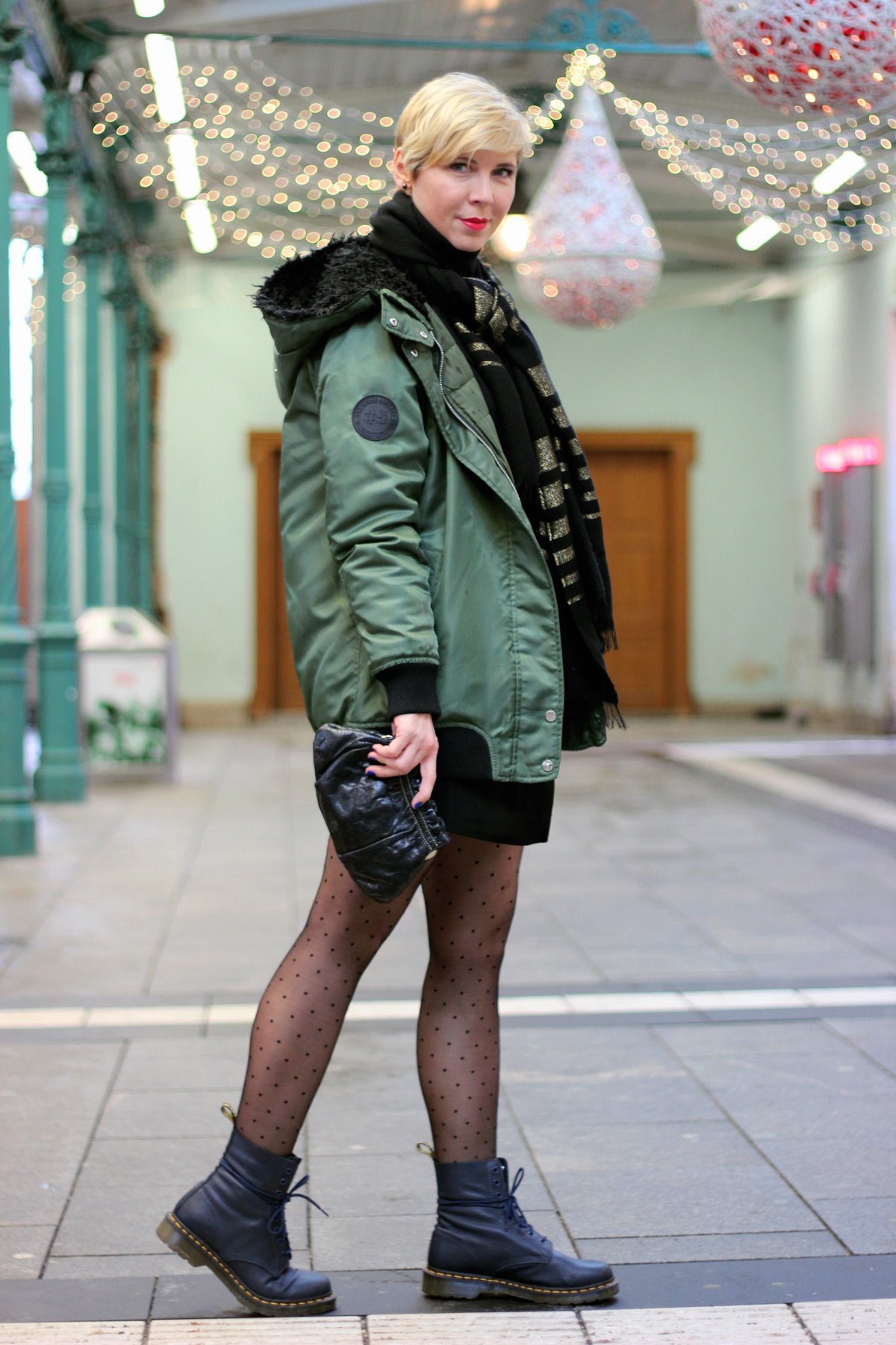 conny doll lifestyle: Der Januar ist nicht mein Monat - Partylook: Blazerkleid und Shorts, Glitzer, Abendlook, Strumpfhose, Punkte, Boots, Doc Martens