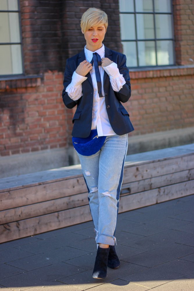 conny doll lifestyle: Neulich im Club: Unterhältst Du Dich noch oder schaust Du schon blöd? Blazer, Biesenbluse, Outfitinspiration, Frühling, Blau, Denim, Seitenstreifen, Stiefeletten