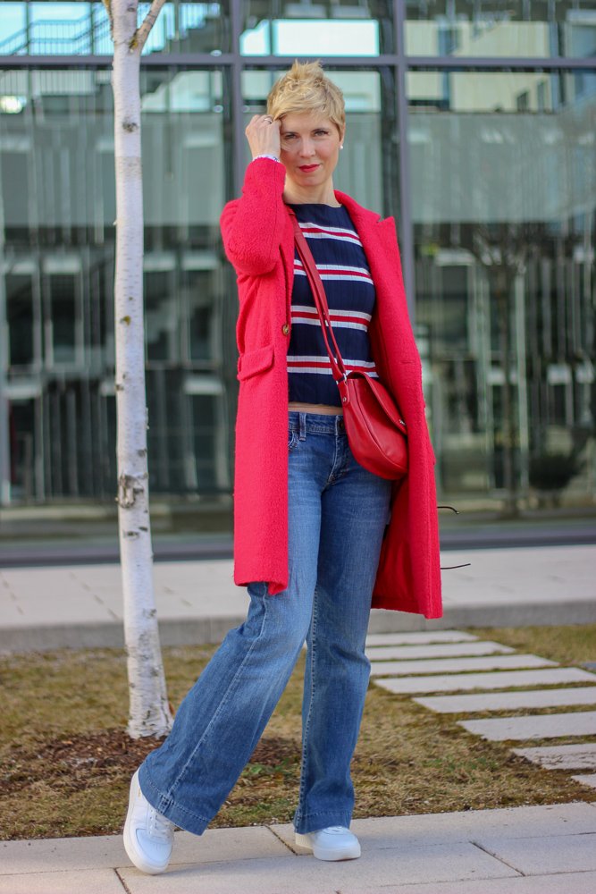 conny doll lifestyle: minimalistisches Outfit: Jeans und T-Shirt, Streifenshirt, Bootcut-Jeans, Denim, casual look, Sneaker