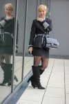 conny doll lifestyle: Glaubwürdigkeit von Bloggerinnen - mein Look Minirock mit Boyfriendblazer, Trenchcoat, Frühlingslook, Stiefel, schwarz-weiß