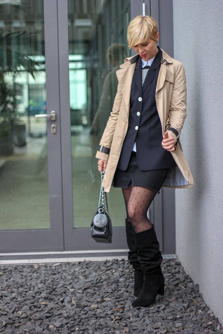 conny doll lifestyle: Glaubwürdigkeit von Bloggerinnen - mein Look Minirock mit Boyfriendblazer, Trenchcoat, Frühlingslook, Stiefel, schwarz-weiß