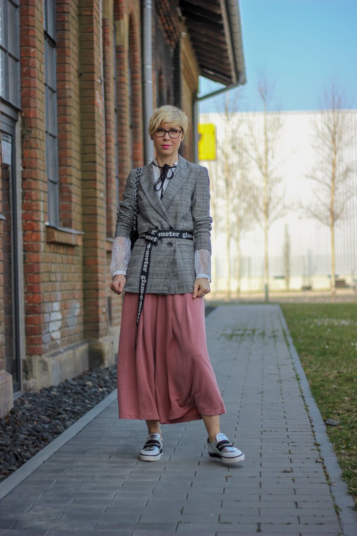 conny doll lifestyle: Frühlinglook, rosa, grau, spitzenbluse, schluppe, Fashionblogger, Sneaker