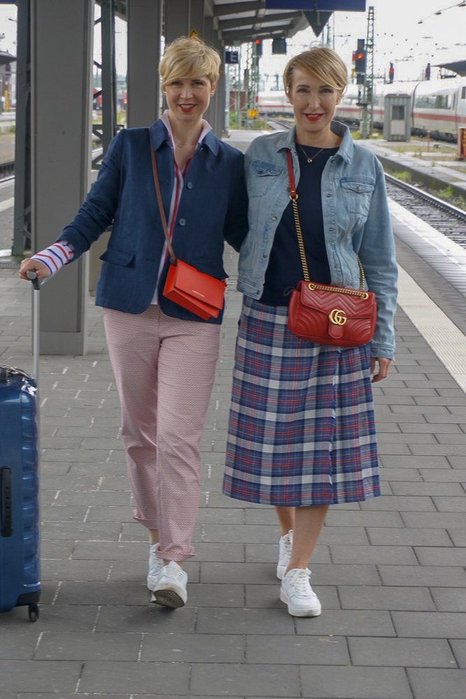 conny doll lifestyle: Reiselook von THE BRITISH SHOP - Wochendtrip nach Mainhatten, britische Mode, 7/8-Hose, Mustermix, Leinenblazer, Bluse, Kelchkragen, Sneaker, easy-chic