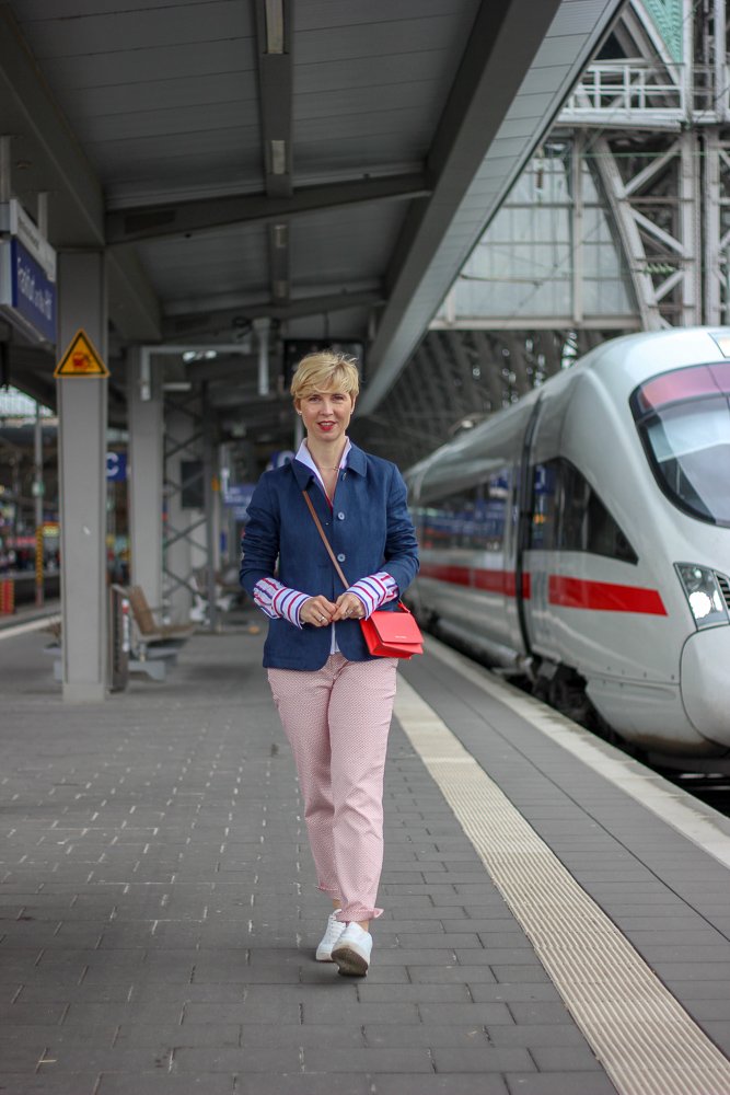 conny doll lifestyle: Reiselook - Wochendtrip nach Mainhatten, THE BRITISH SHOP, britische Mode, 7/8-Hose, Mustermix, Leinenblazer, Bluse, Kelchkragen, Sneaker, easy-chic