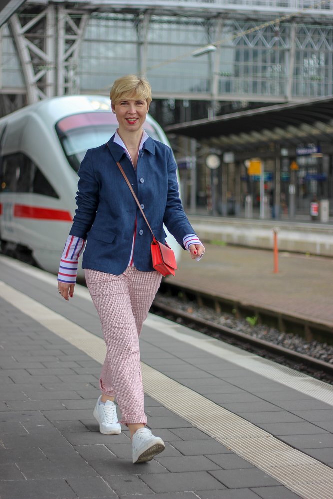 conny doll lifestyle: THE BRITISH SHOP - Wochendtrip nach Mainhatten, britische Mode, 7/8-Hose, Mustermix, Leinenblazer, Bluse, Kelchkragen, Sneaker, easy-chic