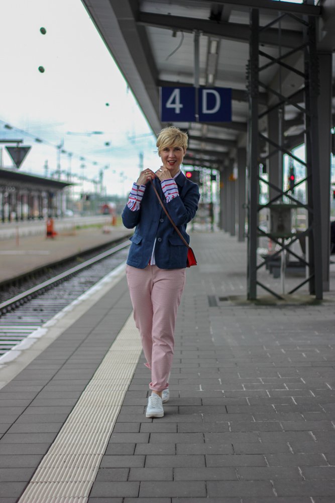 conny doll lifestyle: THE BRITISH SHOP - Wochendtrip nach Mainhatten, britische Mode, 7/8-Hose, Mustermix, Leinenblazer, Bluse, Kelchkragen, Sneaker, easy-chic