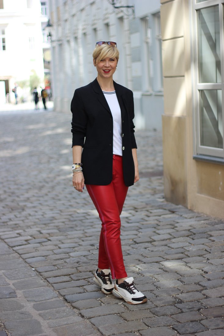 conny doll lifestyle: Stylingideen für eine rote Lederhose - sportlich, casual, T-Shirt, Blazer, Sneaker