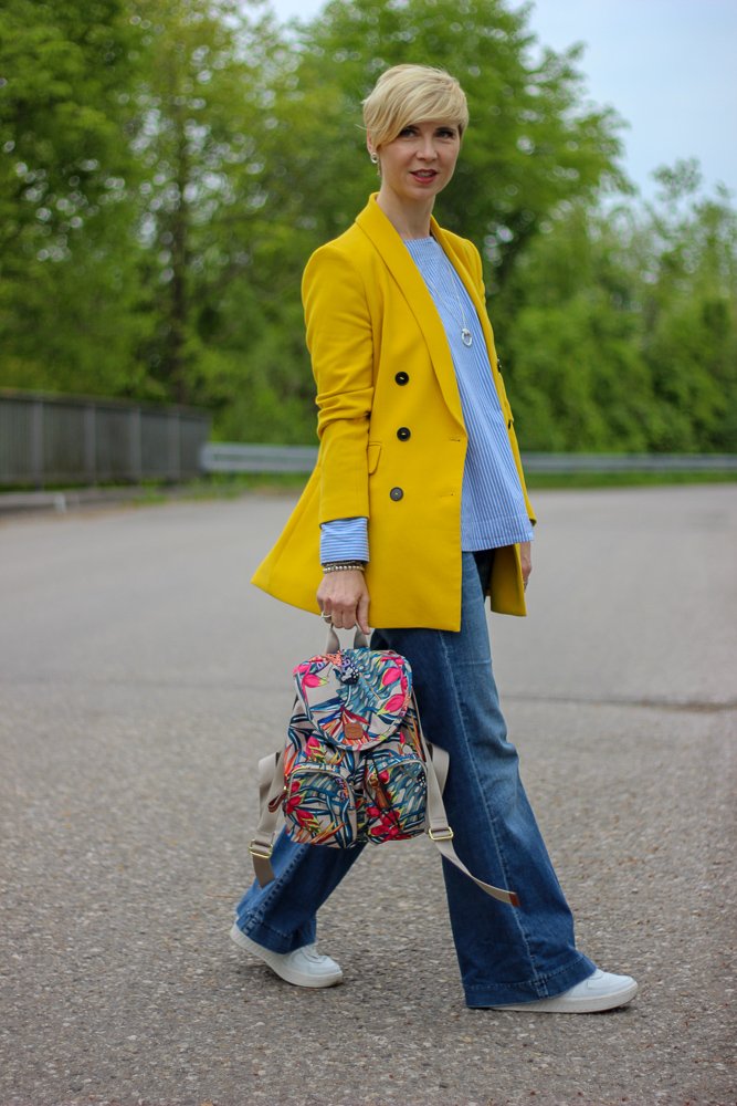 conny doll lifestyle: Ich mach den grauen Frühling bunt - gelbes Sakko casual gestylt, flared leg denim, rucksack