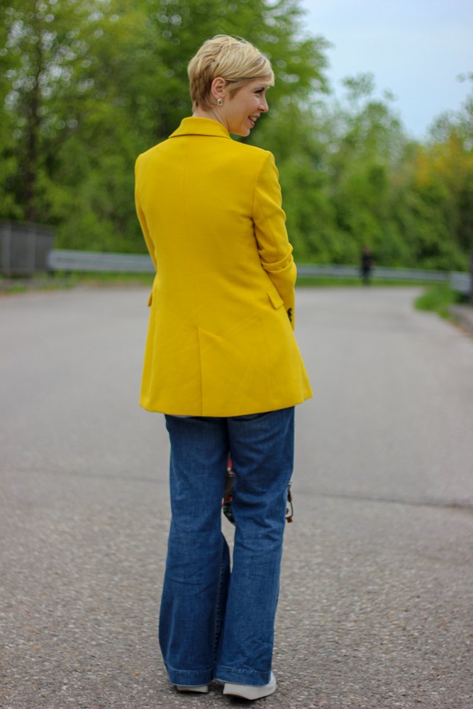 conny doll lifestyle: Ich mach den grauen Frühling bunt - gelbes Sakko casual gestylt, flared leg denim, rucksack