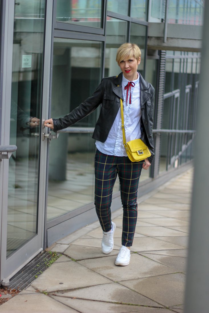 conny doll lifestyle: Aufgemerkt: Heute gibt's ein Dankeschön von sego, Tartan, Karomuster, sportlicher Look, casual, Sneaker