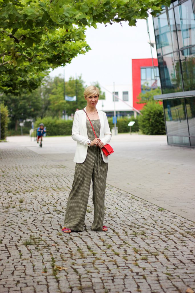 conny doll lifestyle: Businessoutfit mit Jumpsuit, Blazer, grün, weiß