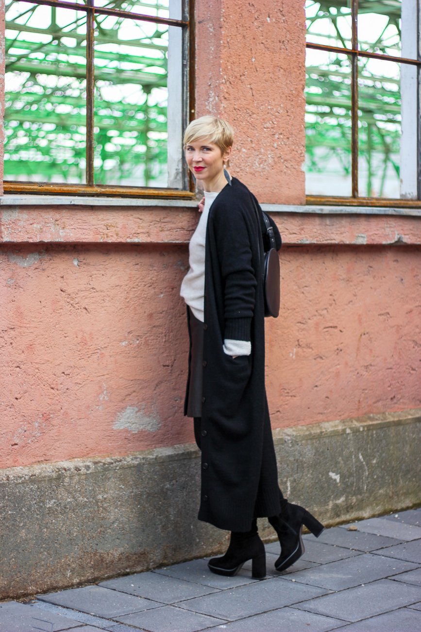 conny doll lifestyle: Lederrock, Longcardigan, Pullover, Stiefel, Herbstlook