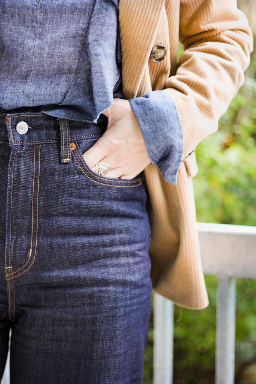 conny doll lifestyle: Jeanshose, Rüschenbluse, Cowboyboots, Ribcage-Denim, Cordblazer, Herbststyling