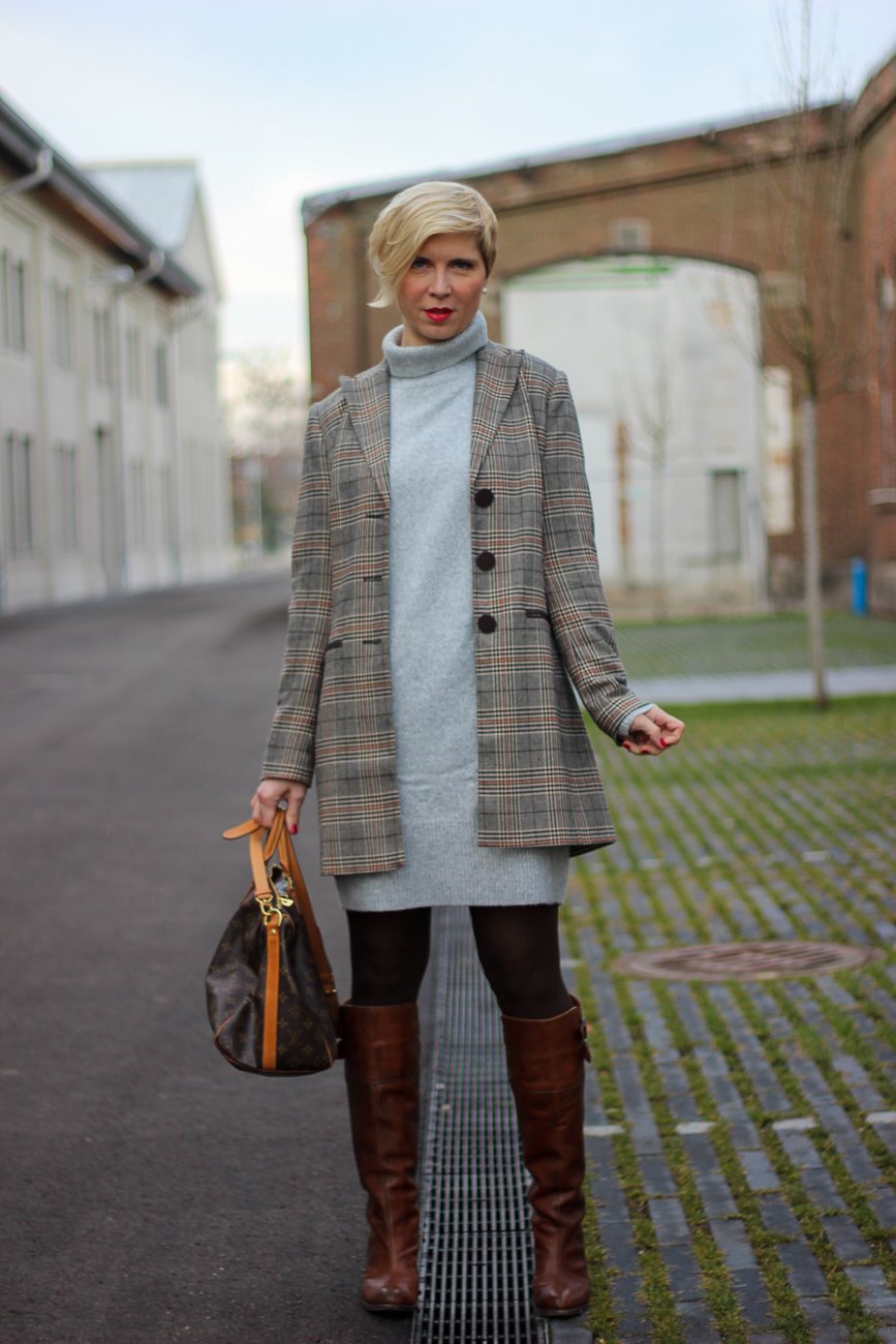 conny doll lifestyle: graues strickkleid, karoblazer, stiefel, casual, styling, winterlook