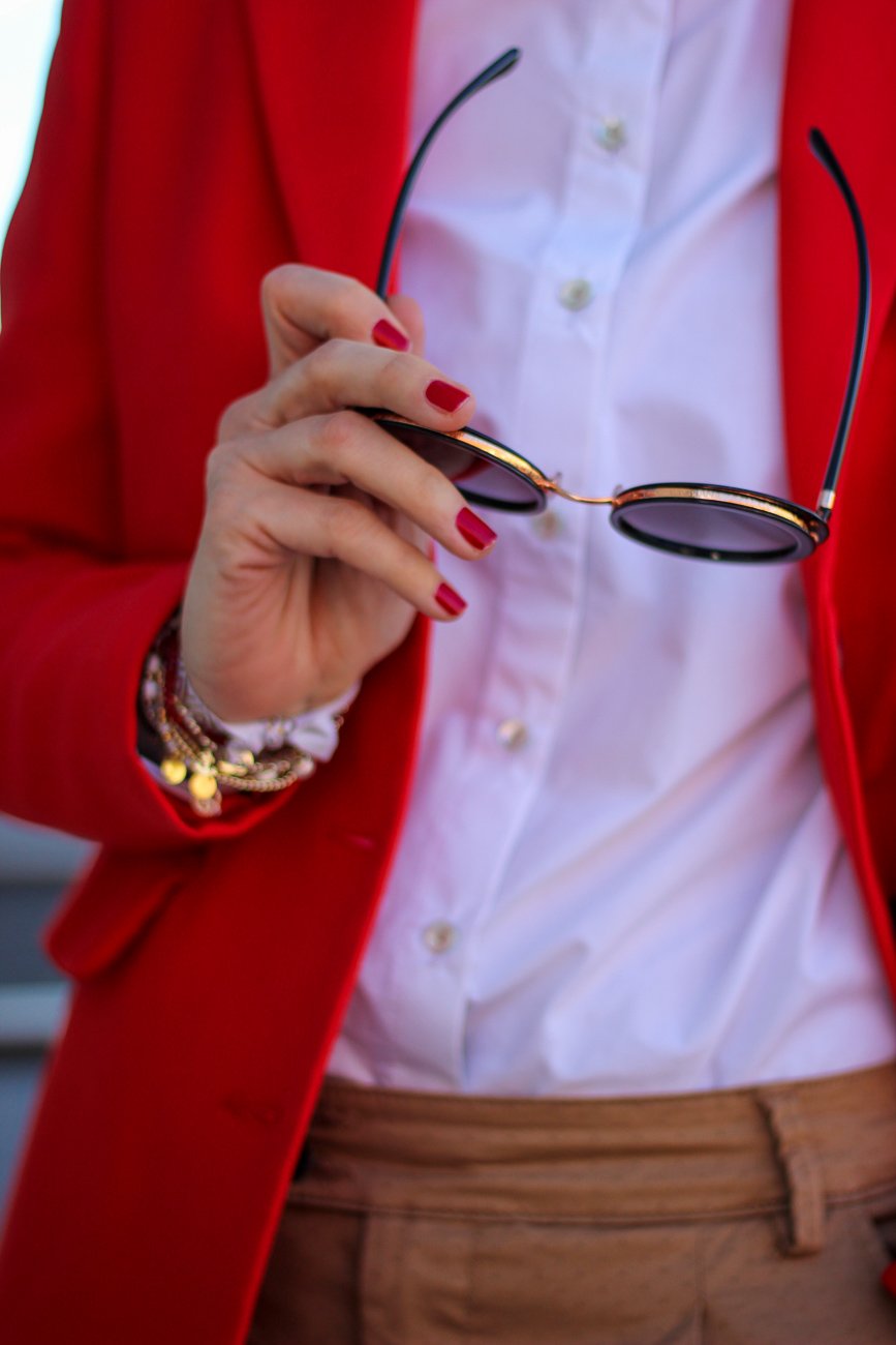 conny doll lifestyle: cognac und rot, Businesslook, roter Blazer, Bluse, casual Business, Sonnenbrille