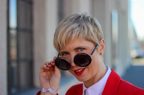 conny doll lifestyle: cognac und rot, Businesslook, roter Blazer, Bluse, casual Business, Sonnenbrille