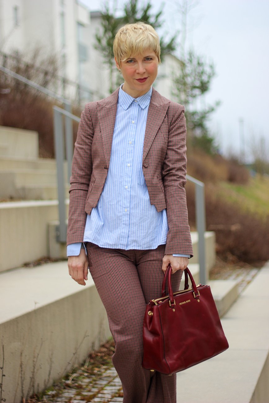 conny doll lifestyle: Karoanzug, hellblaue Bluse, Business casual