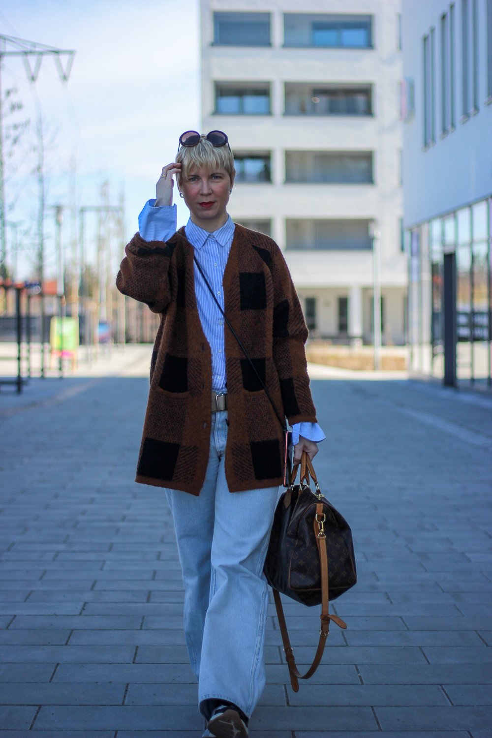 conny doll lifestyle: flared leg jeans, Cardigan, Look fürs Homeoffice,