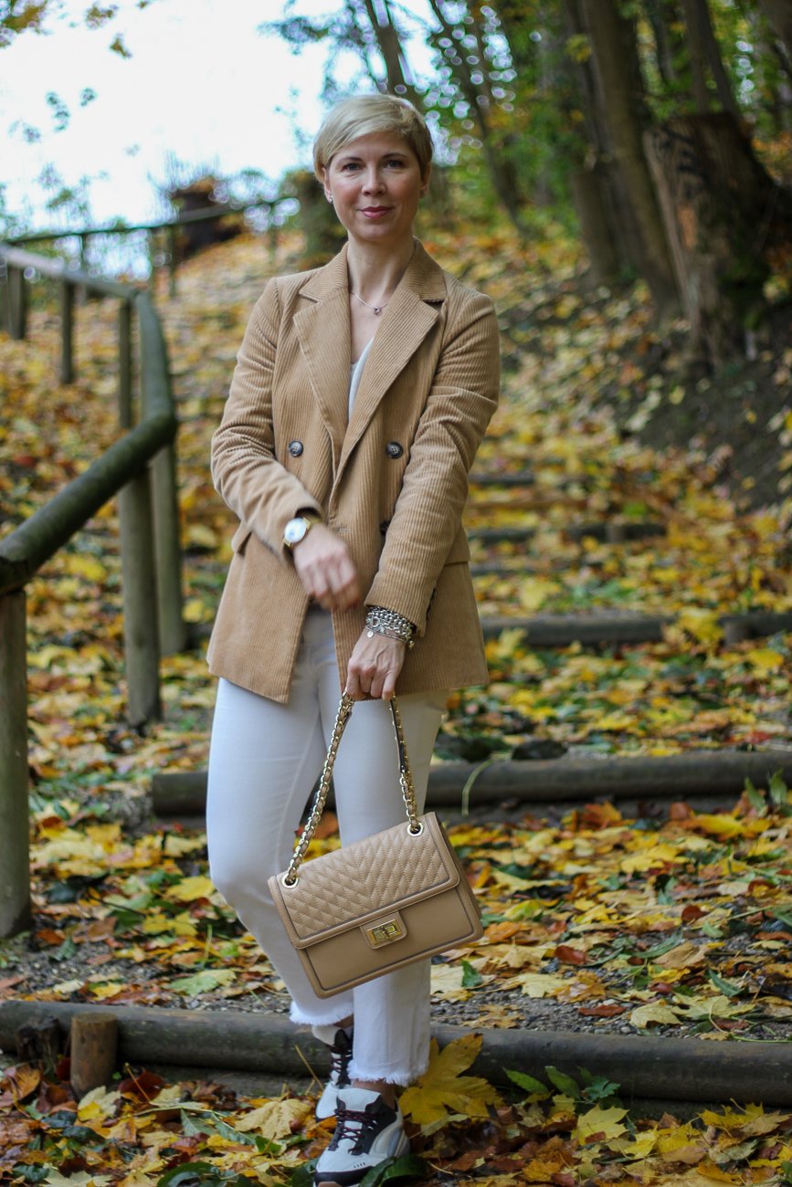 conny doll lifestyle: Herbstlook im Frühling, Übergangsstyling, weiße Jeans, Schmutzwäsche, Alltagsfreuden, Mutter