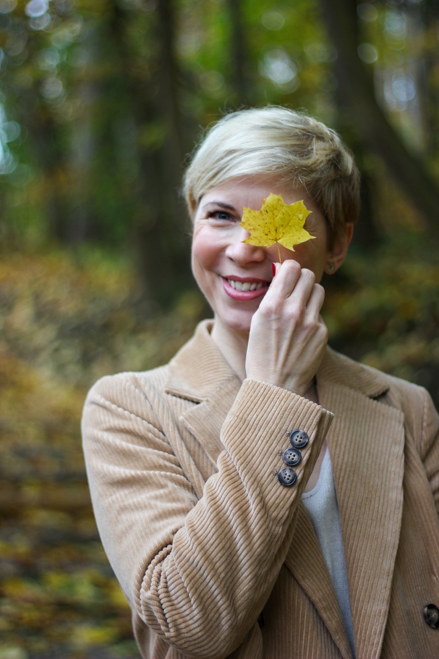 conny doll lifestyle: Herbstlook im Frühling, Übergangsstyling, weiße Jeans, Schmutzwäsche, Alltagsfreuden, Mutter