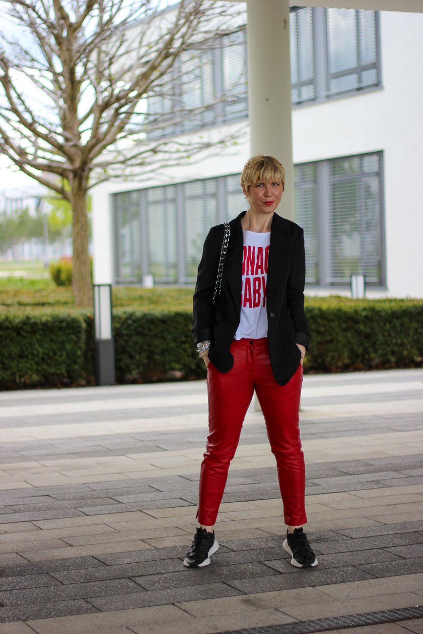 conny doll lifestyle: rote Lederhose, Monaco Baby, Shirt, casual Styling