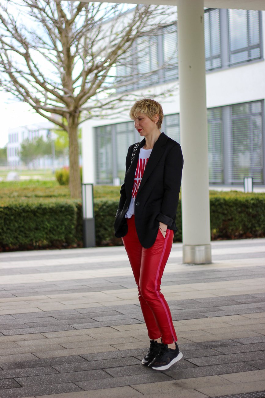 conny doll lifestyle: schwarzer longblazer, rote Lederhose, Monaco Baby, Shirt, casual Styling