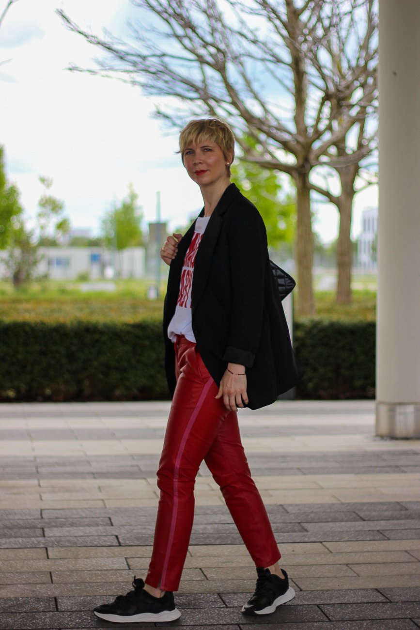 conny doll lifestyle: rote Lederhose, Monaco Baby, Shirt, casual Styling