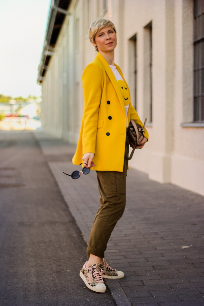 conny doll lifestyle: Smiley-Shirt kombinieren - Gelb gegen das Stimmungstief, gelber Blazer, khaki Hose, Sneaker, casual daywear