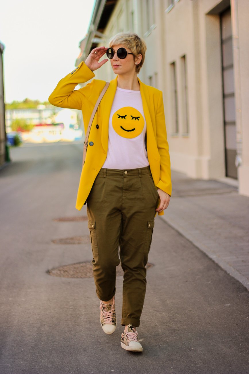 conny doll lifestyle: Gelb gegen das Stimmungstief, gelber Blazer, khaki Hose, Sneaker, casual daywear