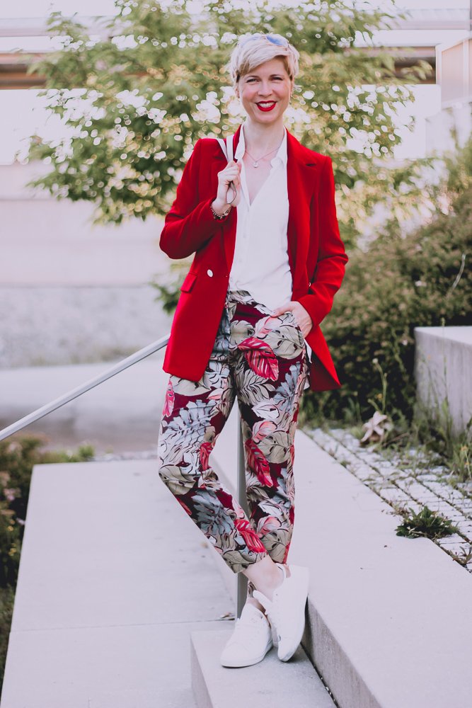 conny-doll-lifestyle: Fragen zu meiner Corona-Erkrankung, ein bunter Look mit Blumenhose und rotem Blazer