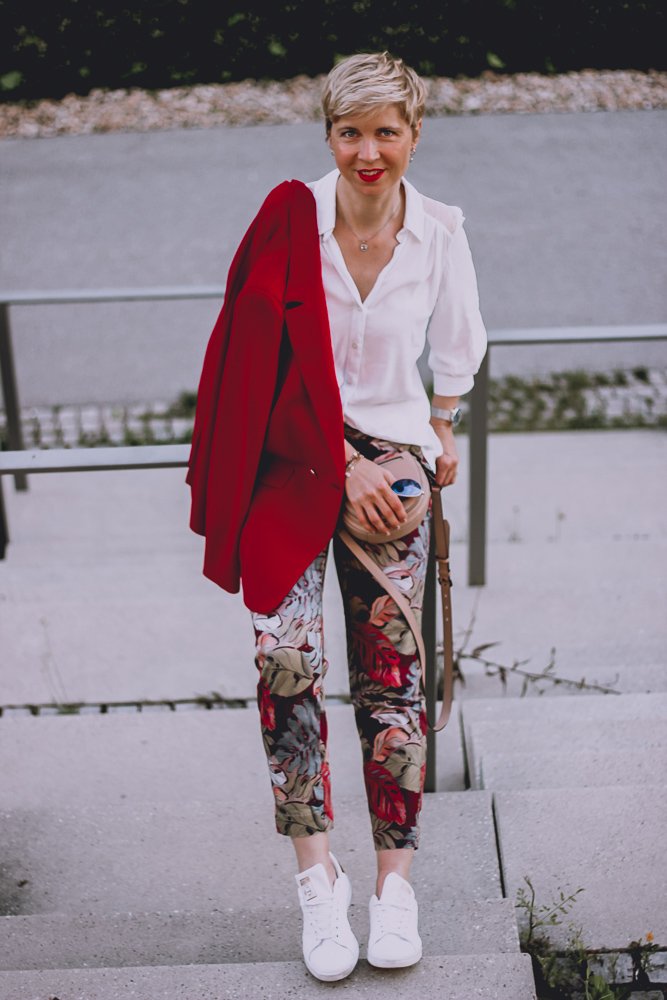 conny-doll-lifestyle: Fragen zu meiner Corona-Erkrankung, ein bunter Look mit Blumenhose und rotem Blazer